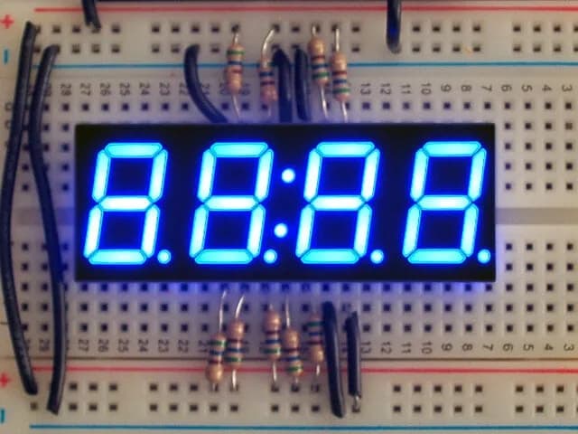 Синий 7-сегментный индикатор часов, высота цифр 0,56 дюйма.