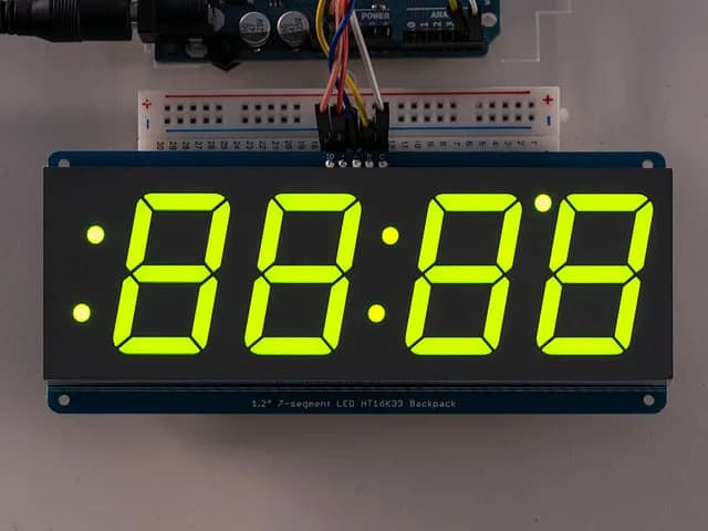 Adafruit 1,2-дюймовый 4-значный 7-сегментный дисплей с рюкзаком I2C — зеленый