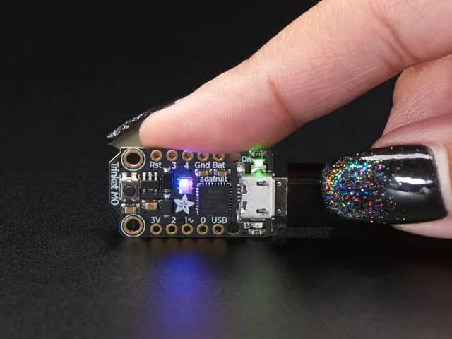 Adafruit Trinket M0 — для использования с CircuitPython и Arduino IDE