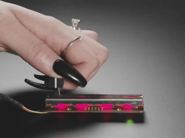Потенциометр слайдера Adafruit NeoSlider I2C QT с 4 NeoPixels
