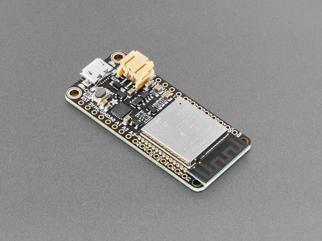 Adafruit HUZZAH32 – ESP32 Перьевая доска